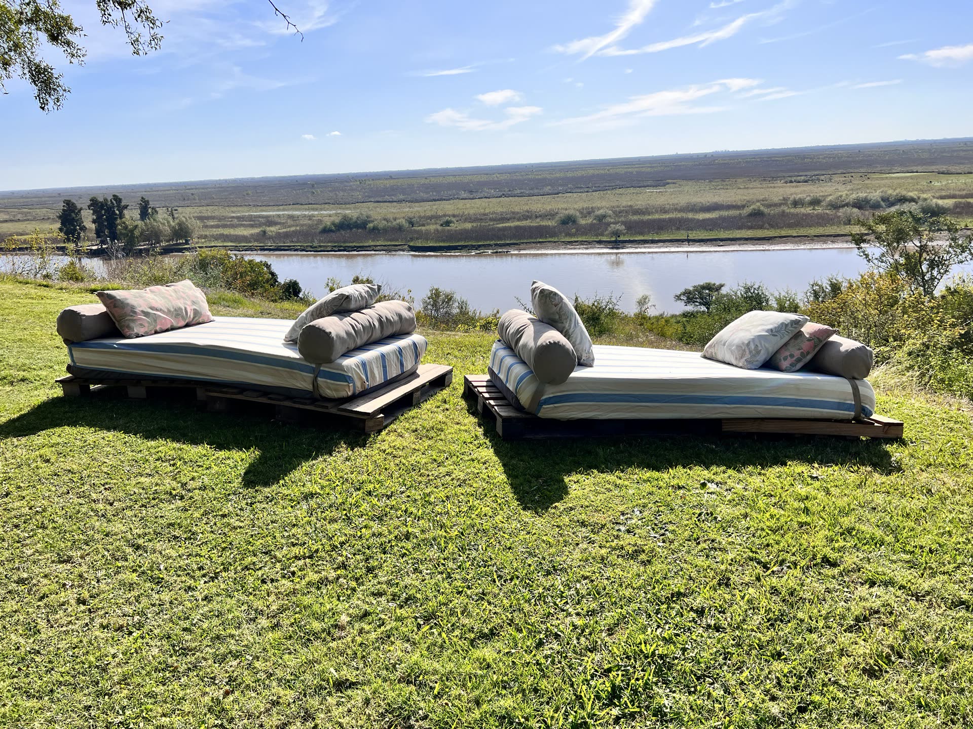 Reposeras sobre la barranca con vista al río Baradero — El Vintén, Baradero
