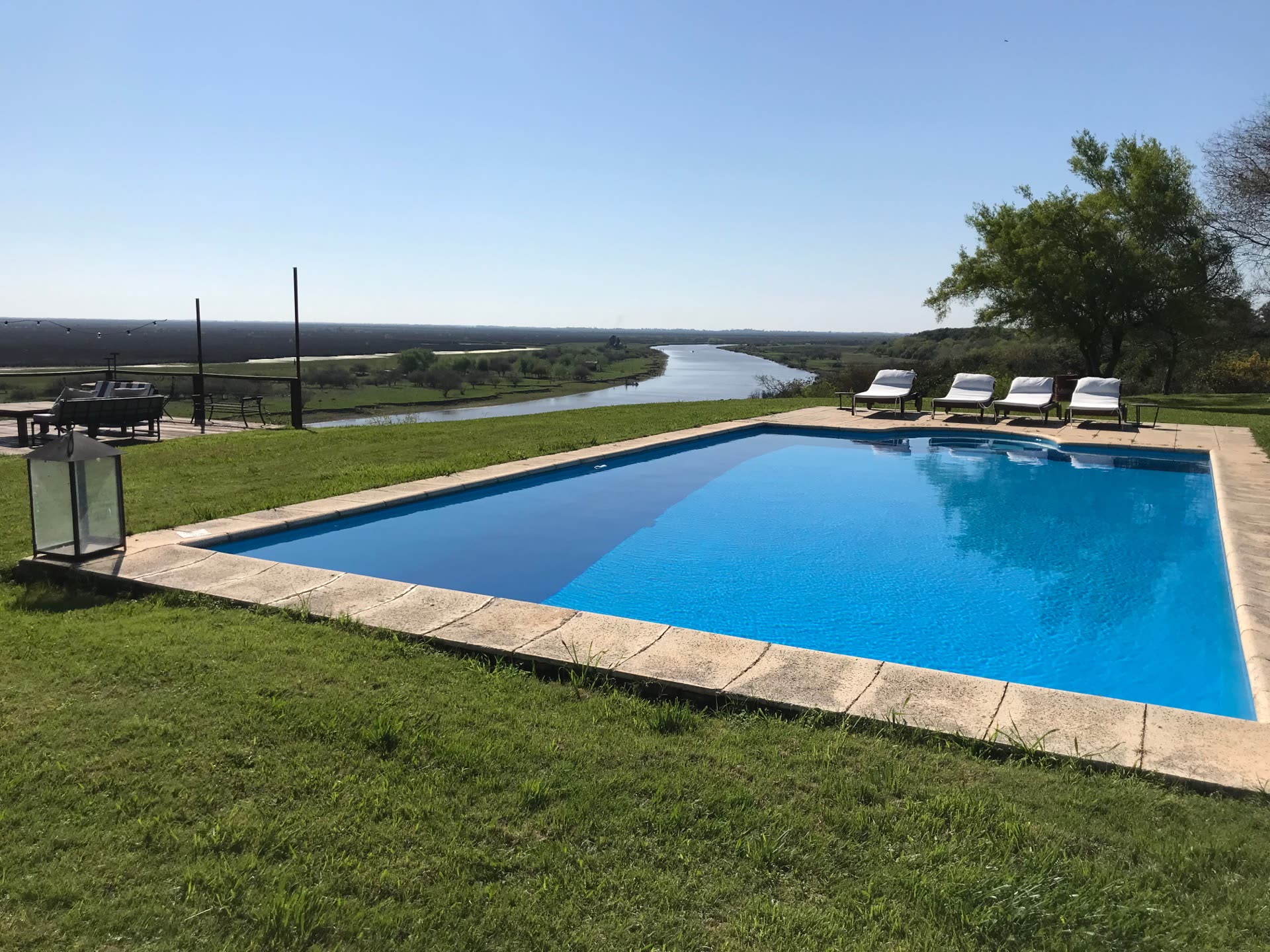 Piscina con vista al río Baradero — estancia para eventos El Vintén